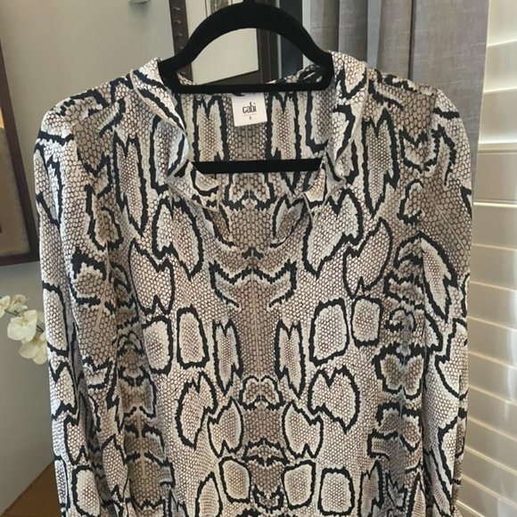 CAbi Python Popover Blouse - Picture 1 of 6